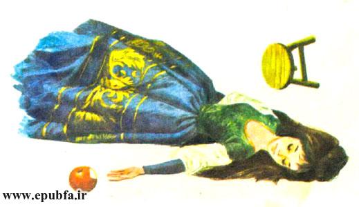 سیب، آلوده به زهری کشنده بود و سفیدبرفی همینکه آن را خورد، بیهوش به زمین افتاد.